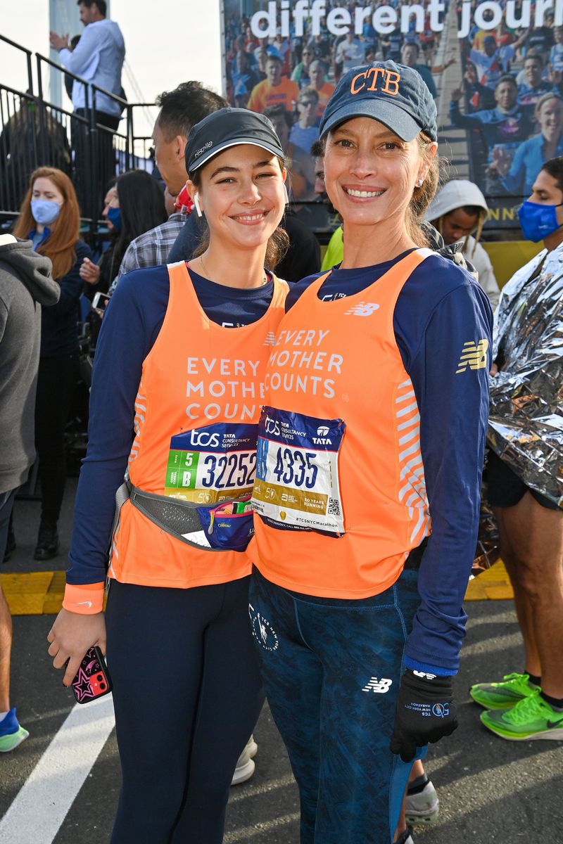 Grace Burns (links) und Mutter Christy Turlington (rechts) nach dem NYC-Marathon. Turlington hat einfach...