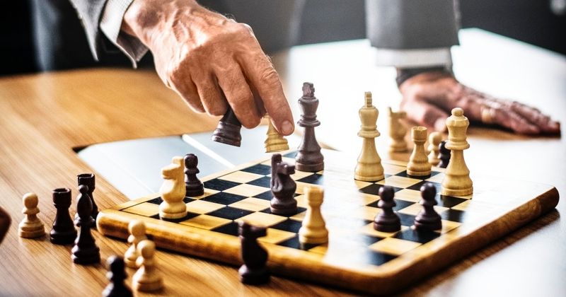 Kostenlose Online-Gehirnspiele für Senioren, Mann spielt Schach