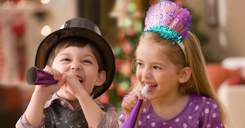 Kinder, die an Neujahr lachen