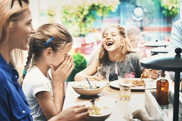 Beste Knock Knock Witze: Lachende Mädchen am Tisch