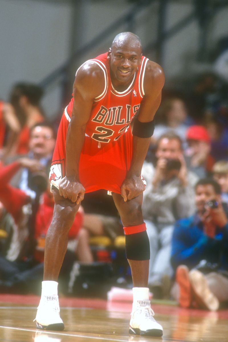 LANDOVER, MD – APRIL 03: Michael Jordan #23 der Chicago Bulls fährt während eines NBA-Rennens in den Korb …