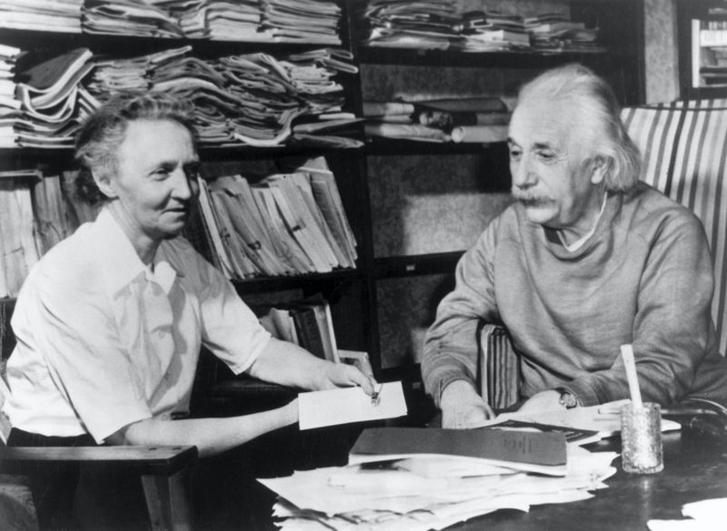 Albert Einstein (1879-1955) und Madame Irene Joliet-Curie unterhalten sich im Arbeitszimmer von Einstein