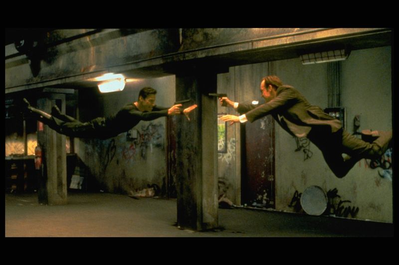 Keanu Reeves und Hugo Weaving stehen sich in einer Szene aus Andy und Larry Wachowski gegenüber