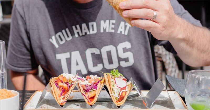 Mann, der Tacos isst – Taco-Wortspiele und Witze.