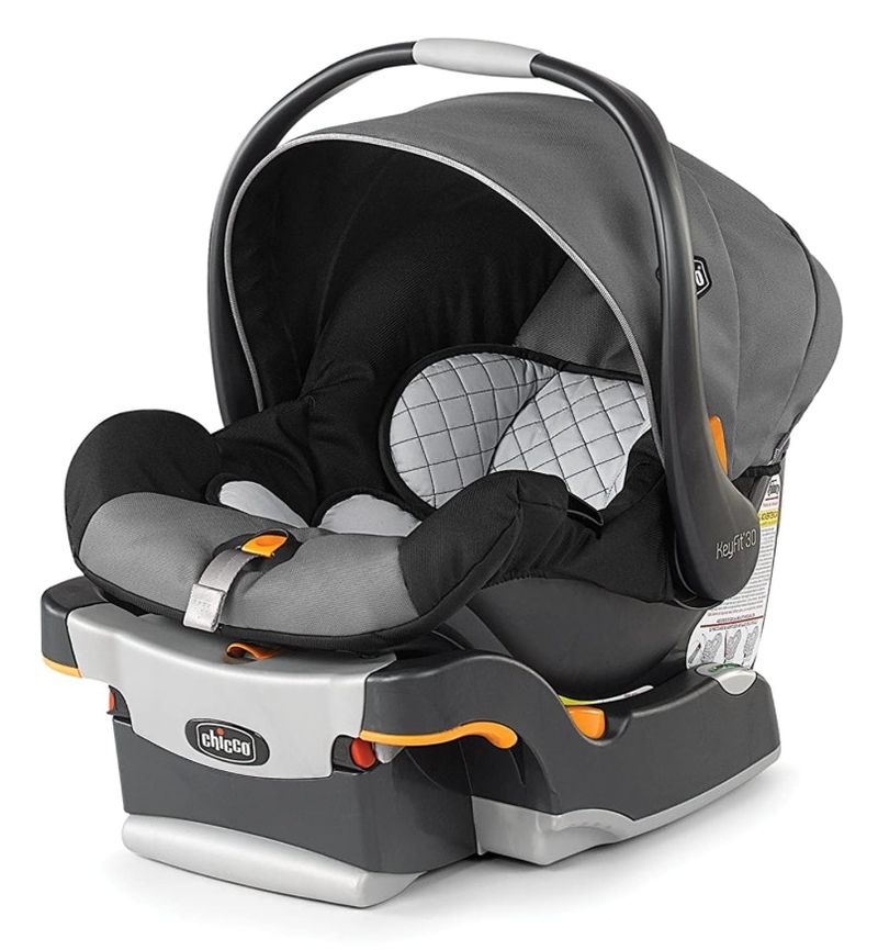 Grau-schwarze Babyschale für Kompaktfahrzeuge