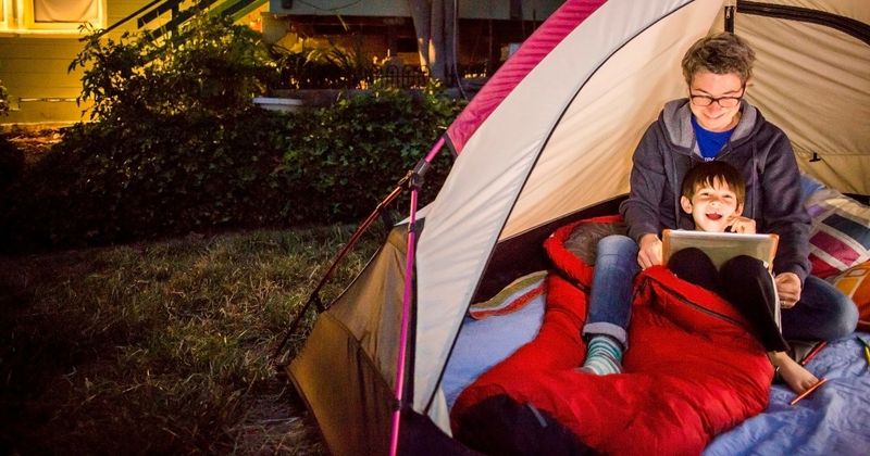 Kinder lachen im Zelt – Campingwitze und Wortspiele.
