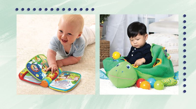 Beste Geschenke für einen 8 Monate alten. Zwei Babys, eines mit einem Buch mit musikalischen Reimen und das andere mit einer Schildkröte ...
