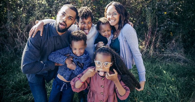 Familie macht alberne Gesichter für Fotos – Familien-Instagram-Bildunterschriften
