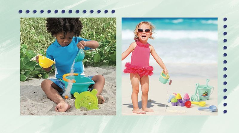 Kinder spielen mit den Strandspielzeugen für Kleinkinder