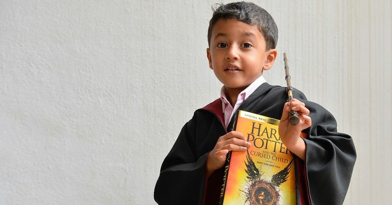Kleiner Junge mit Harry-Potter-Buch – Harry-Potter-Leseniveau