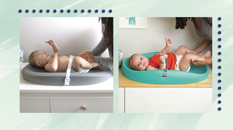 Seite an Seite von zwei Bildern mit Babys auf Wickelauflagen