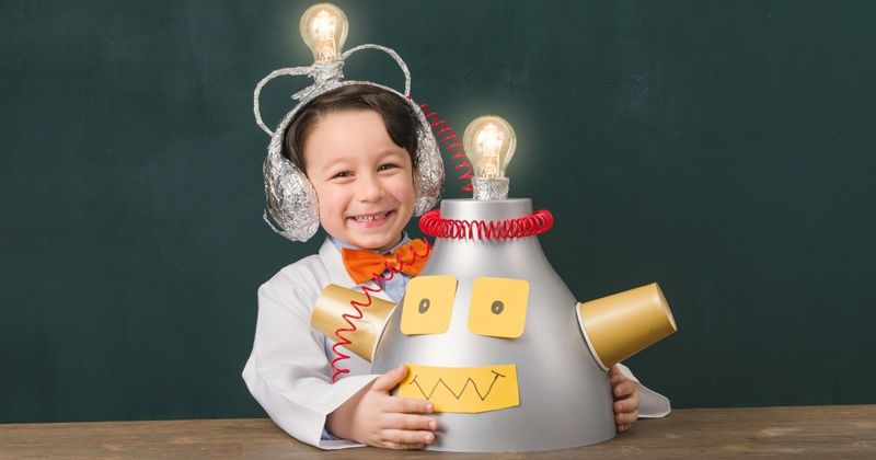 Kind mit Roboter – Roboterwitze und Wortspiele.