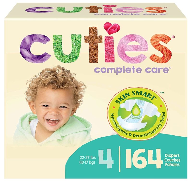 Lachender kleiner Junge auf Cuties Windelverpackung mit mehrfarbiger Schrift