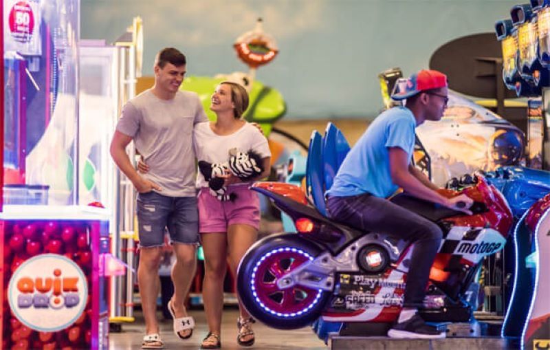 Menschen in Arcade-Fahrten im Indoor-Themenpark am Mt. Olymp