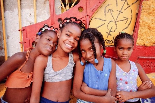 Mädchen posieren vor dem Havana Club in Kuba