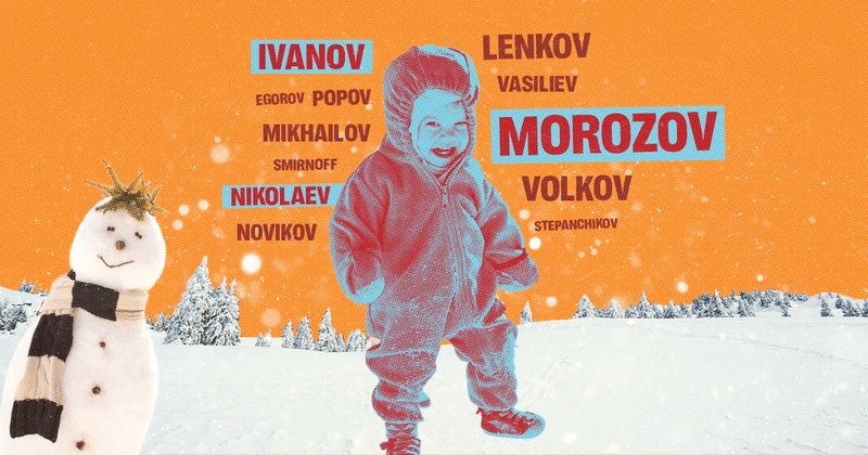 Warm gekleidetes russisches Baby, das in einem Schneefeld steht, mit einem Schneemann neben ihm und einem russischen La ...